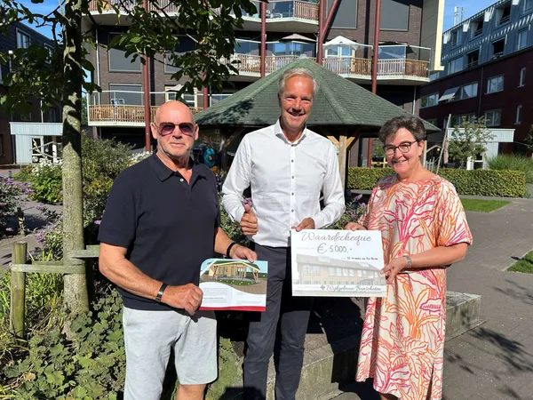 Gulle donatie Stichting Helpt en Steunt Elkander voor bouw Het Nest in Beleeftuin De Haven